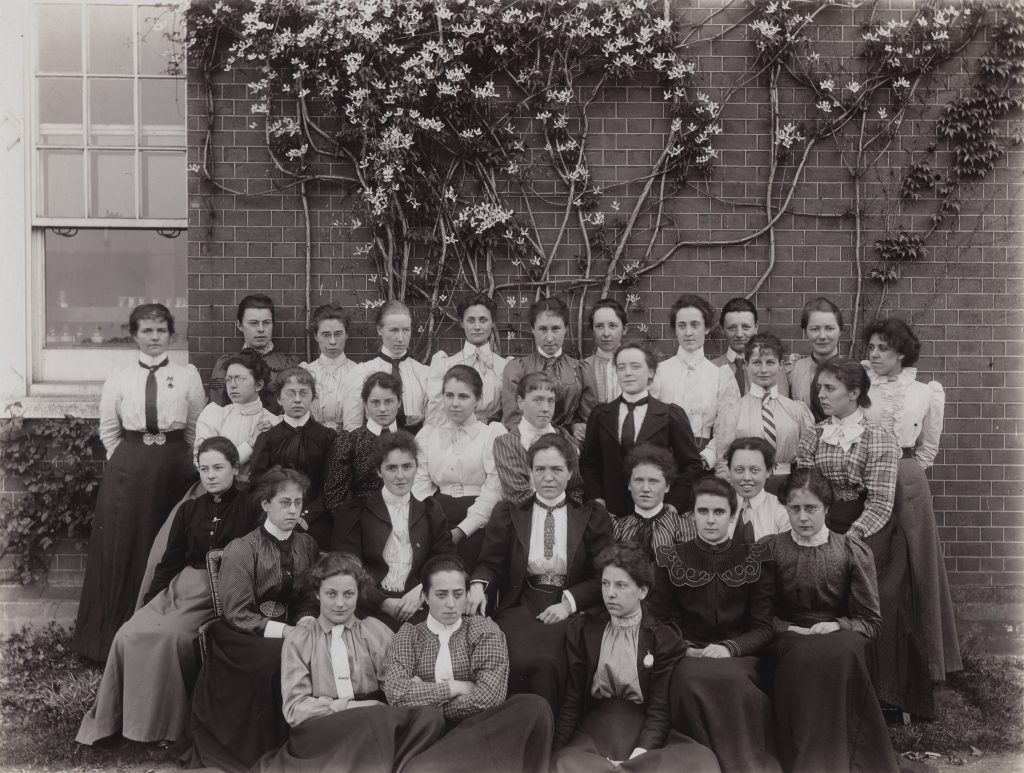 RHC PH.205.11 Chemistry staff and students c.1899 Elizabeth Eleanor Field appears in 3rd row down, 3rd one across from left. Picture from Royal Holloway Archives, CC-BY-SA)